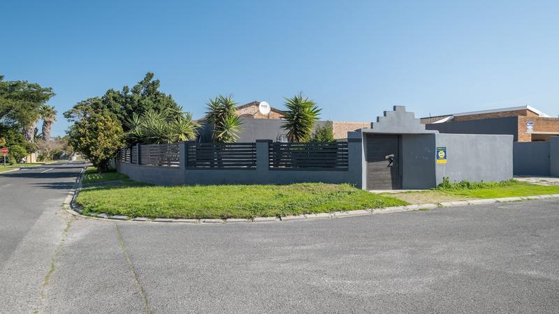 4 Bedroom Property for Sale in Glenwood Western Cape